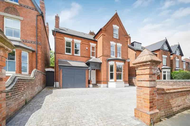 7 Bedroom Detached House For Sale