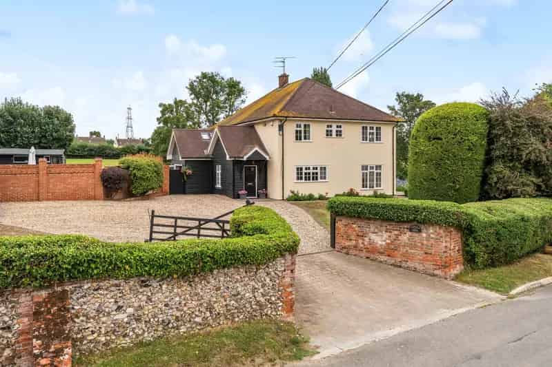 5 Bedroom Detached House with Pool Near Chelmsford