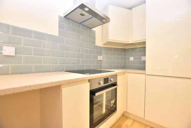 2 Bed Flat for Sale in Horley Town Centre - No Onward Chain