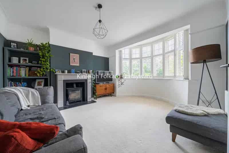 Four Bedroom Family Home Near Schools and Stations