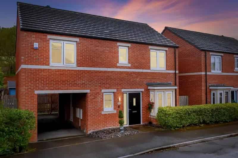 4 Bedroom Detached House to Rent in Apperley Bridge