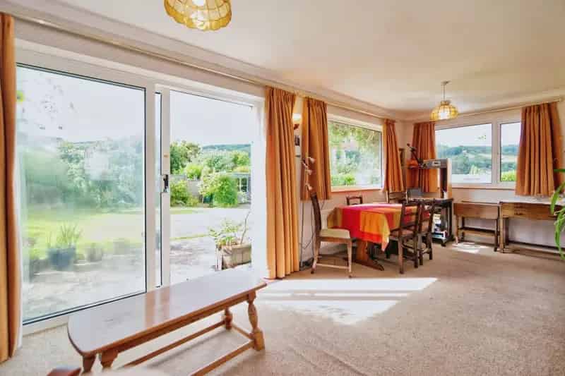 Four Bedroom Detached House with Stunning Views and Garage