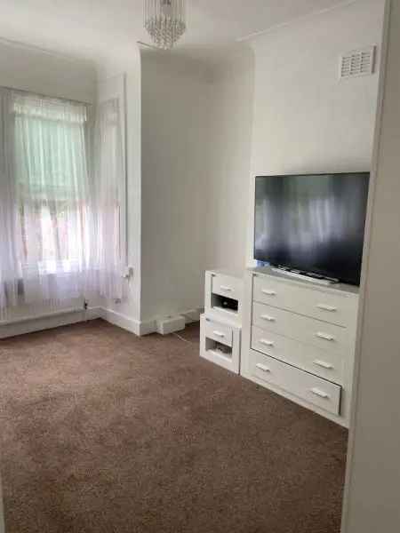 2 Bed First Floor Conversion Near Dulwich Village