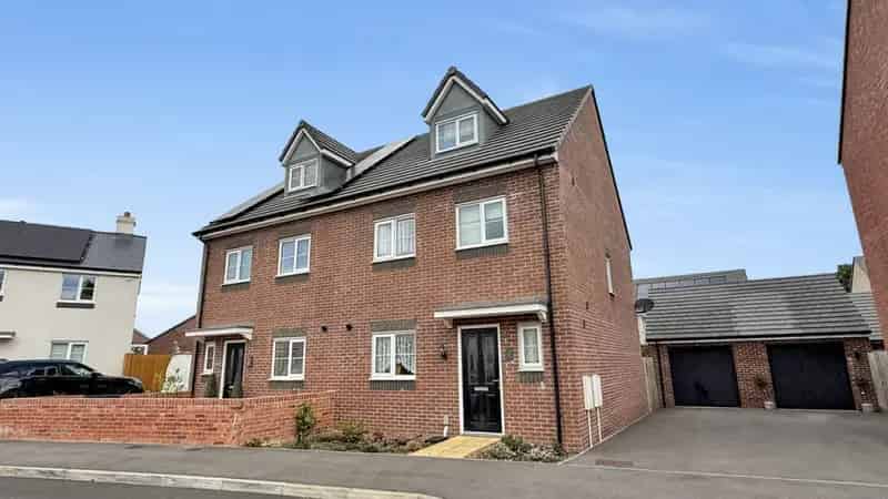 4 Bedroom Townhouse Near Westbury Station For Sale