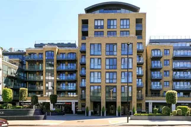 Flat for sale in Kew Bridge Road, Brentford TW8