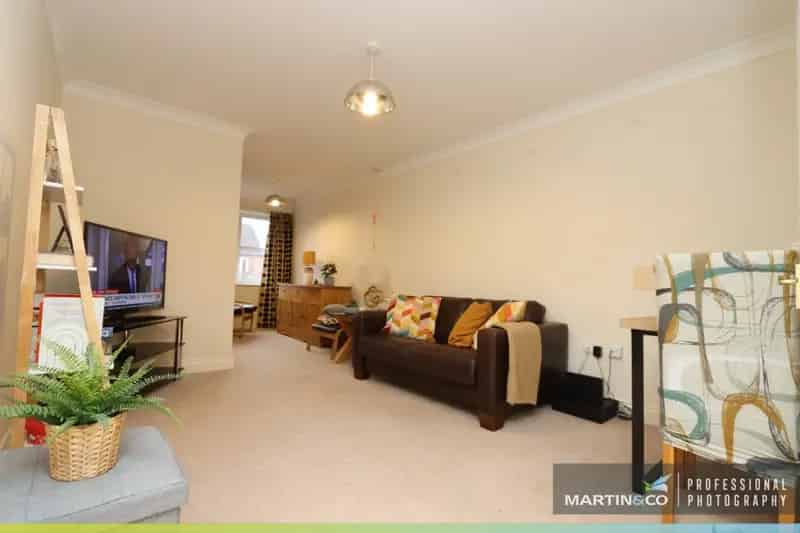 Spacious Retirement Apartment in Heath No Chain