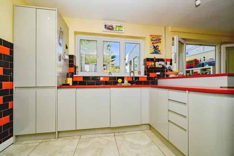 Three Bedroom Semi Detached Family Home Near Shops and Schools