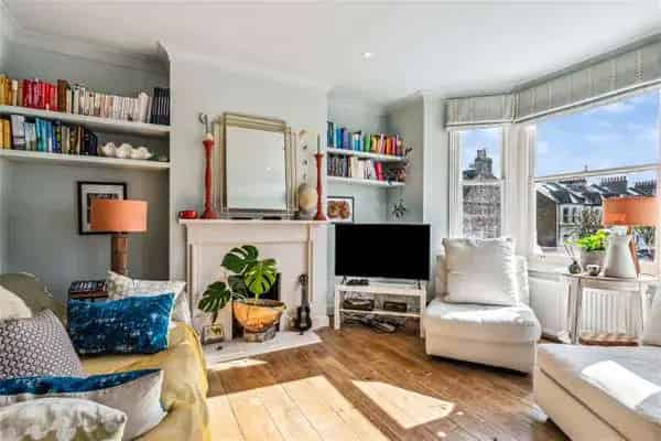 Split Level Victorian Flat  Two Bedrooms Ensuite Modern Fireplace