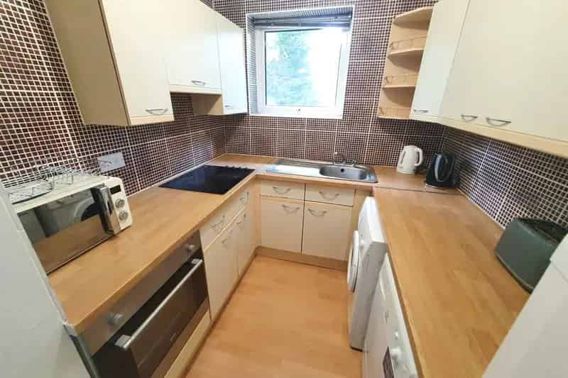 2 Bed House with Garden and Parking
