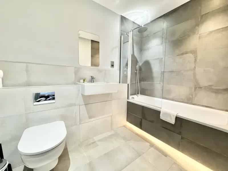 Modern 2-Bedroom Luxury Apartment All Bills Included