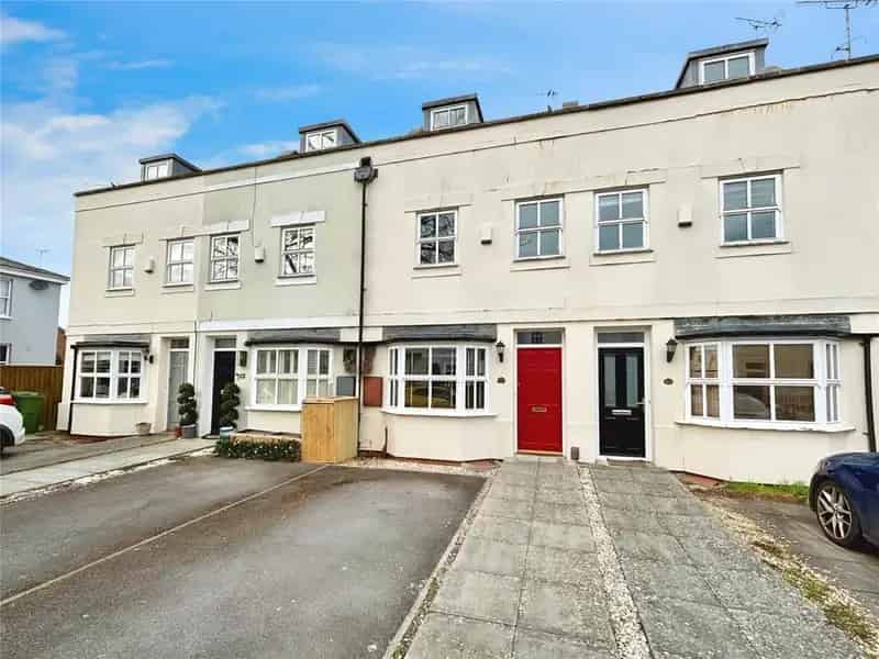 3 bedroom terraced house for sale