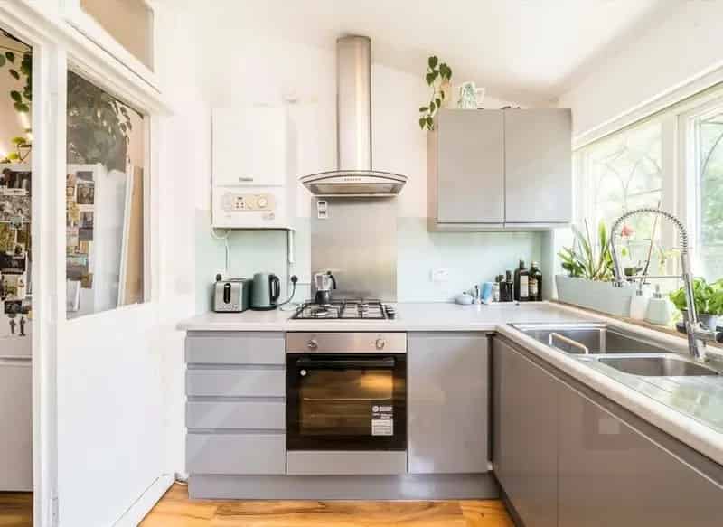 Two Bedroom Ground Floor Flat with Private Garden near Ealing Broadway