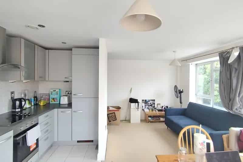 Two Bedroom Apartment near Park Royal Tube Station with Parking