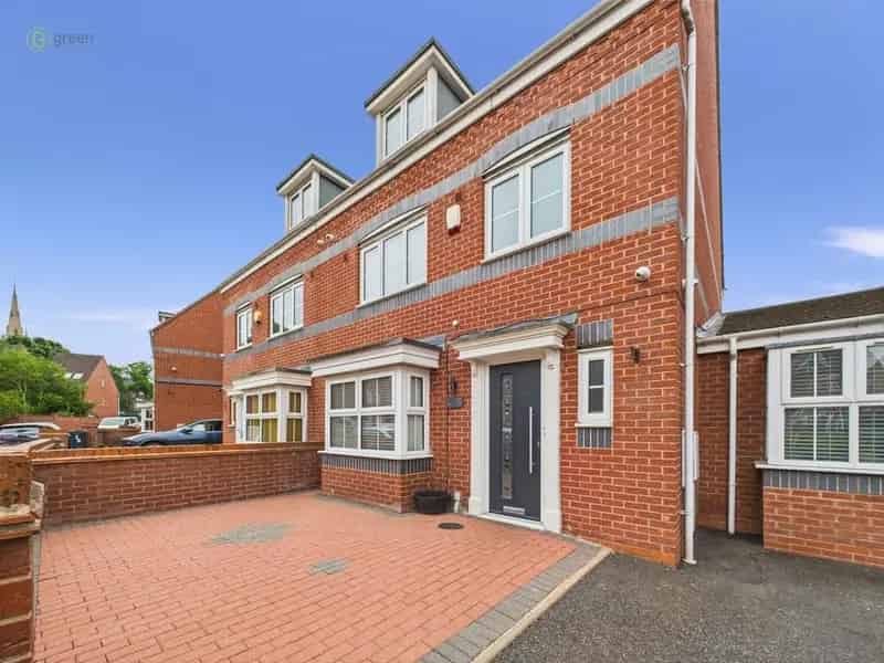 6 Bedroom Semi-Detached House for Sale