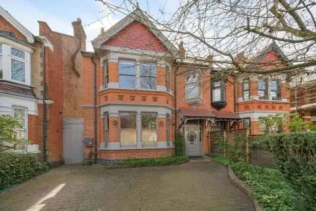 Semi-detached House for Sale in Creffield Road London W5