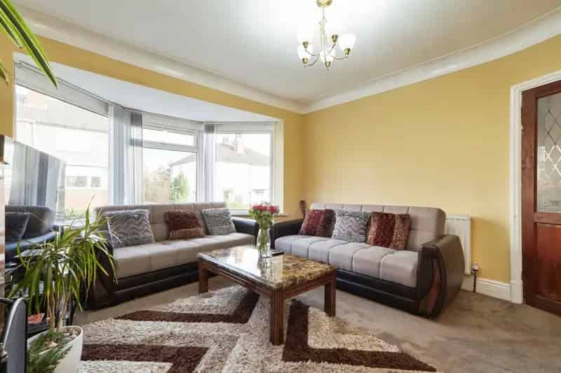 3 Bed House with Garage and Modern Kitchen