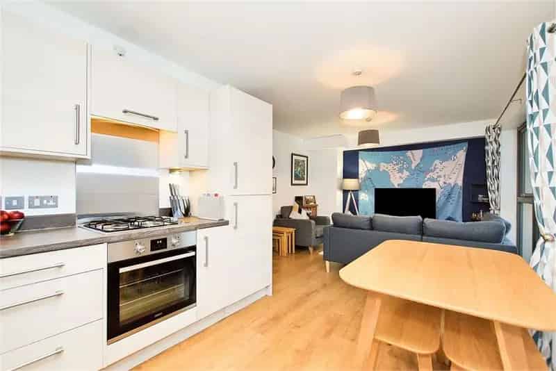 2 Bed Flat Leith First Floor Apartment Modern Development Private Parking