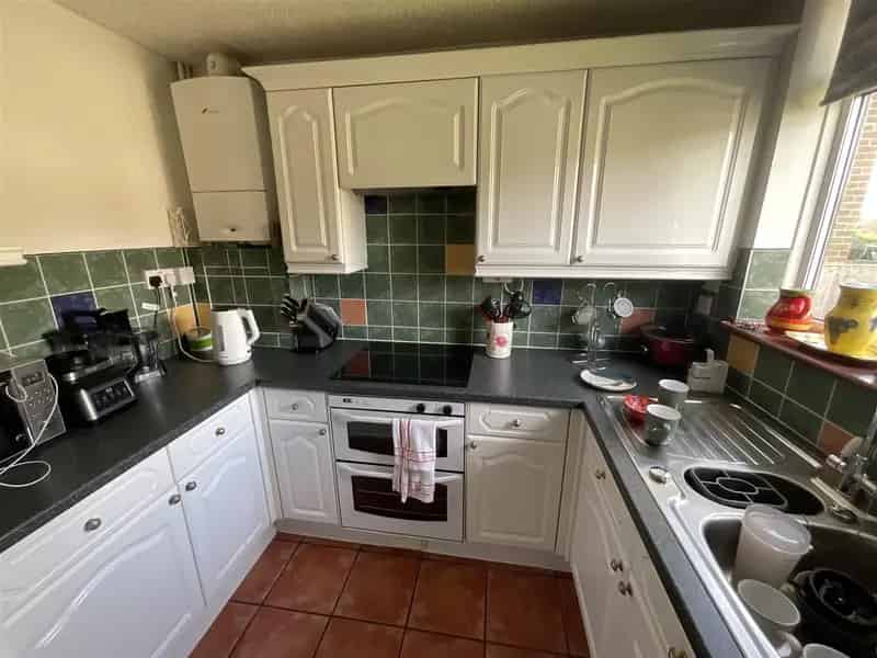 2 Bedroom End Terrace House for Sale - No Onward Chain