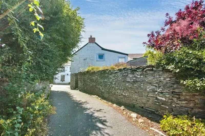 2 Bed Character Cottage Near Castle with Studio Workshop