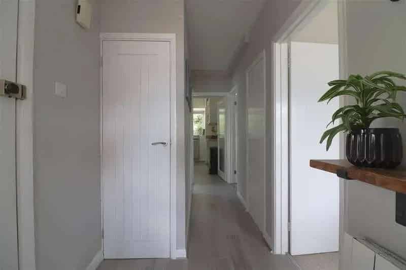 2 Bed Flat for Sale Near Redhill