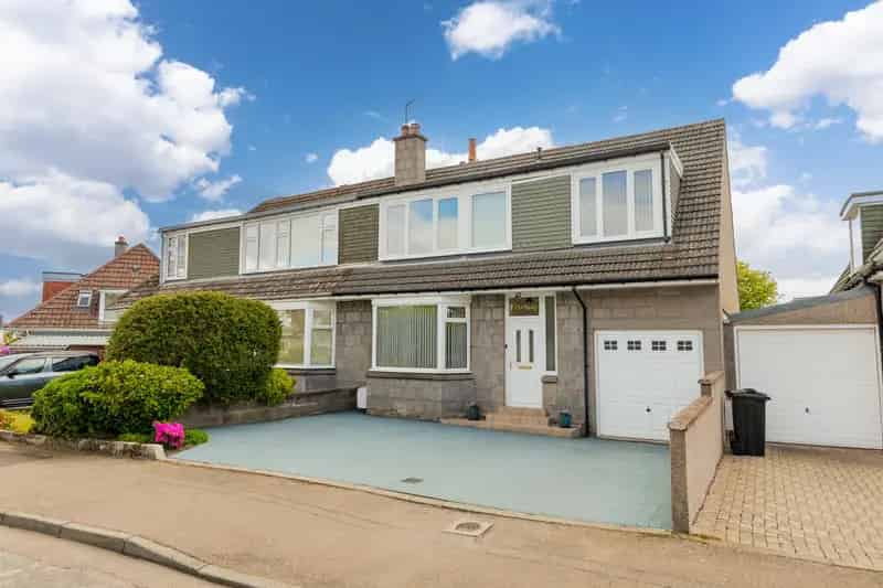 4 Bedroom Semi-Detached House in Airyhall