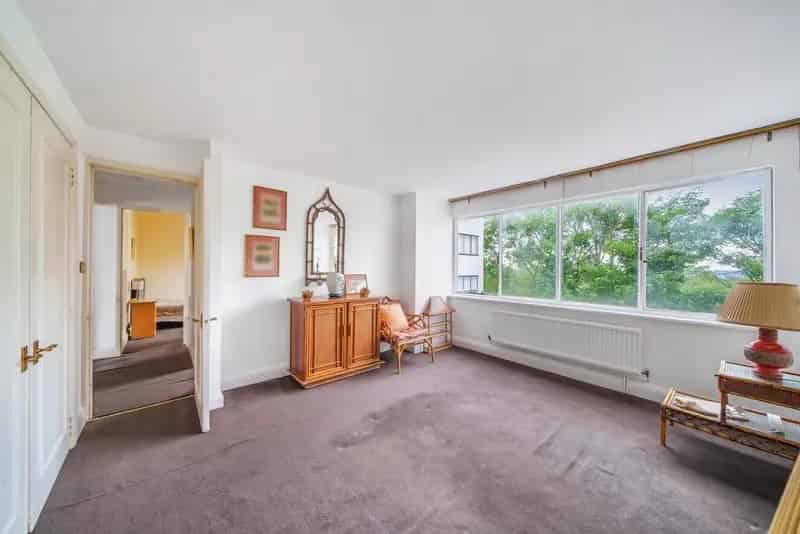 1930s Lubetkin Apartment with Communal Gardens