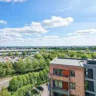 98m² 1 Bedroom Flat Manchester Pet-Friendly Free Parking