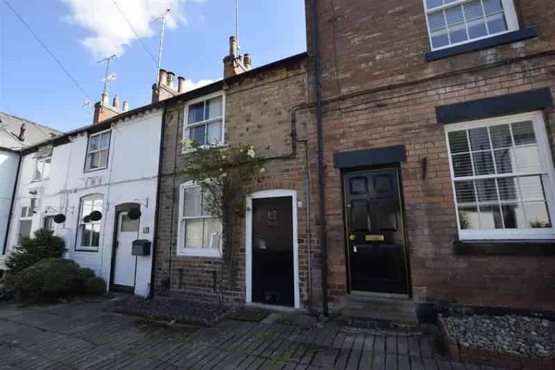 2 Bedroom Furnished Cottage to Rent in Historic Hill Square Derby