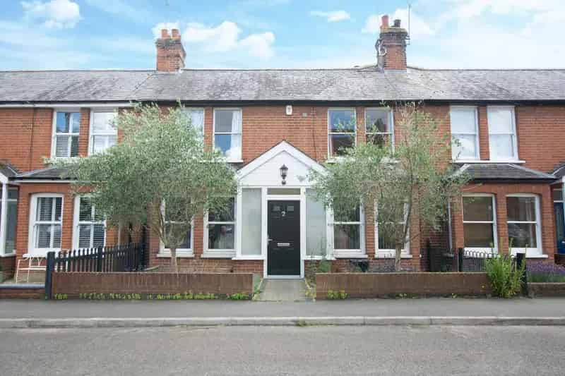 4 Bedroom Terraced House To Rent