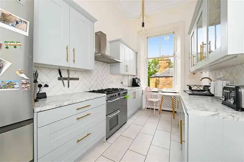 2 Bed Flat Upper with 1 Reception Room and Private Garden