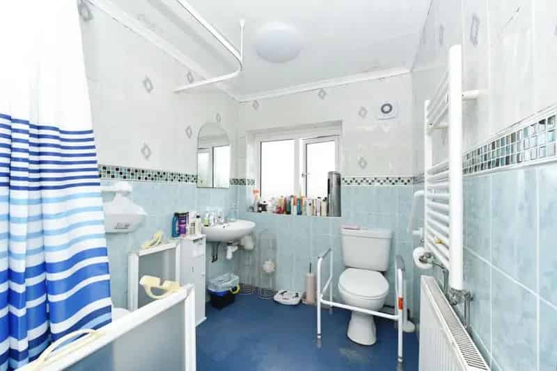 4 Bedroom Semi Detached House Chesterfield Derbyshire