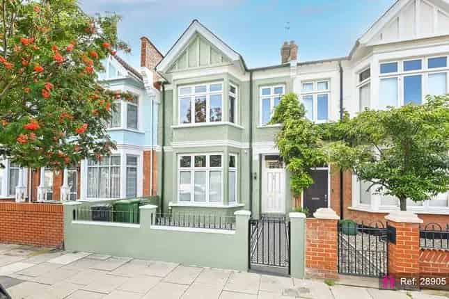 5 Bedroom Edwardian House for Sale in Shepherd's Bush