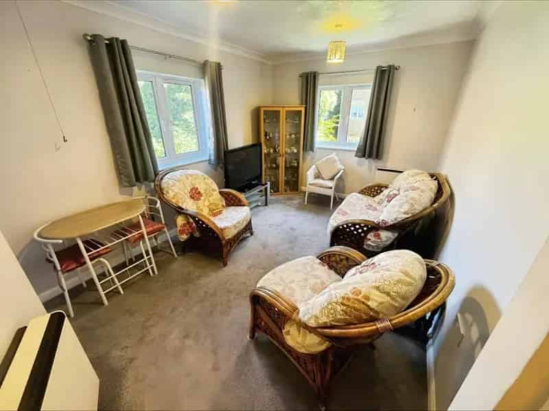 1 bedroom Flat
 To Let 
Total Size: 571 SQ FT