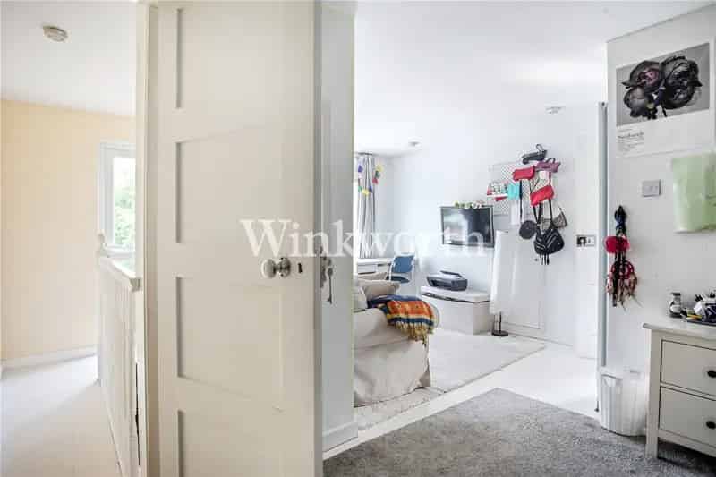 5 Bedroom House in London - 2330 sq ft Semi-Detached Period Residence with Garage