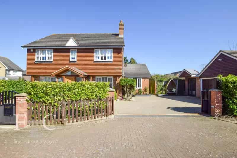 5 Bedroom Detached House with Gym and Landscaped Garden