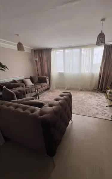 2 Bedroom Maisonette Near Piccadilly and Elizabeth Lines