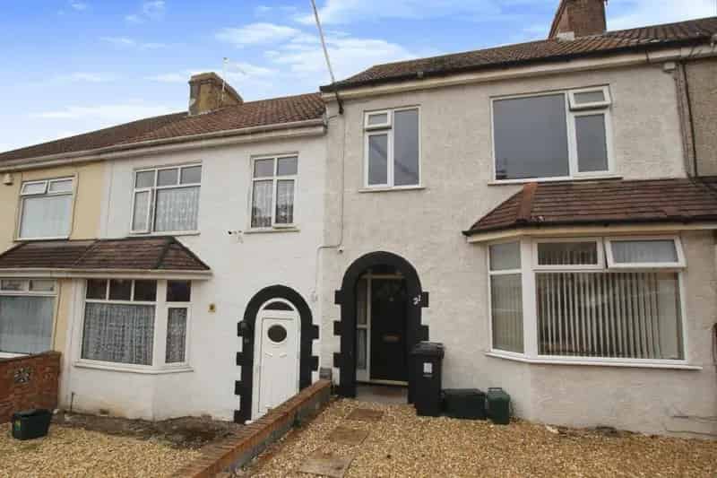 3 Bedroom House for Rent in Kingswood with Parking and Large Garden