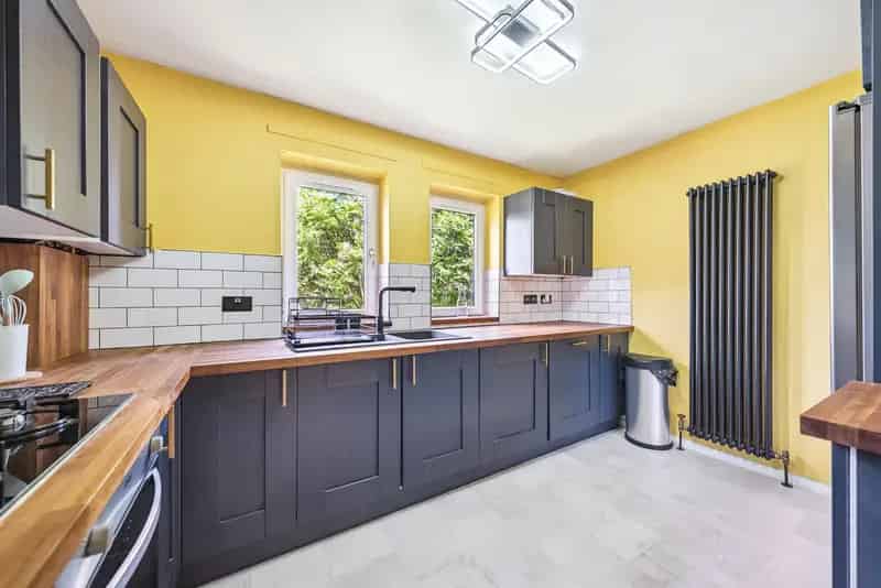 Spacious 2-Bedroom Shawlands Apartment Near City Centre