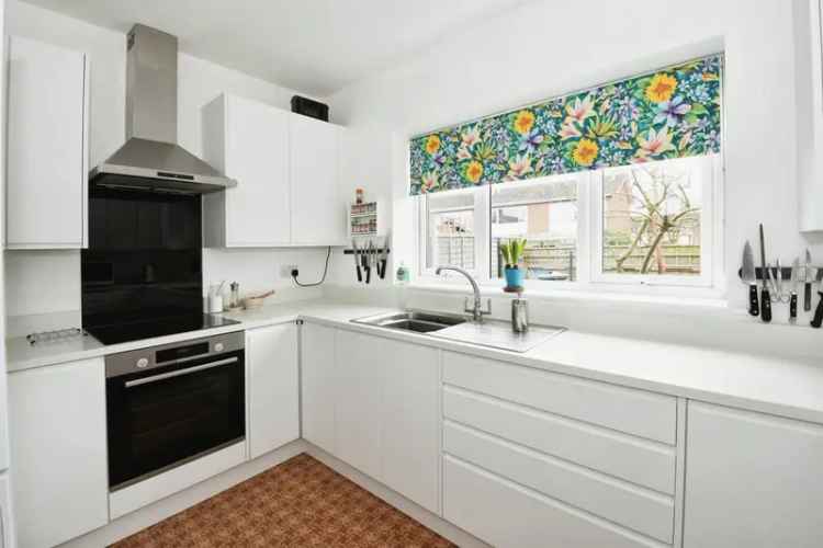 2 Bed Detached Bungalow Near Amenities