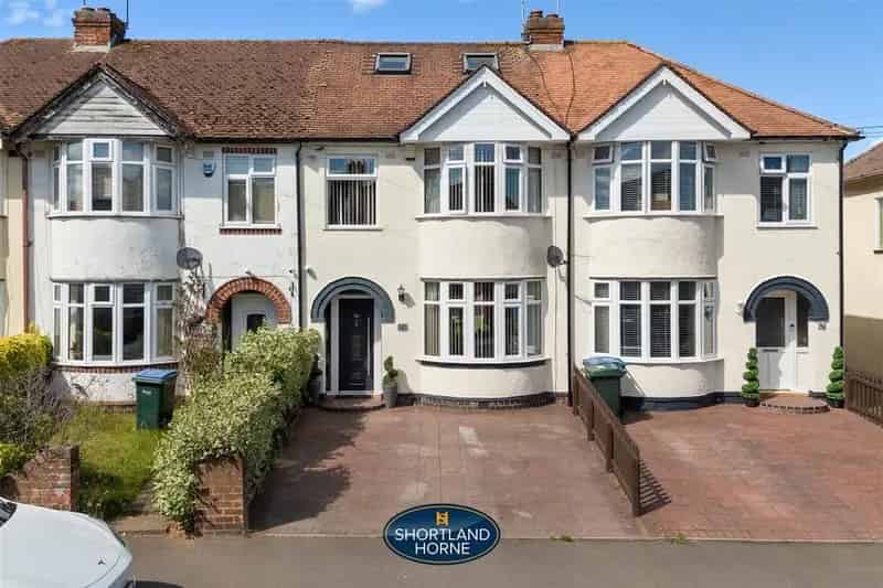 3 Bedroom 3 Bathroom Extended Mid Terrace House for Sale