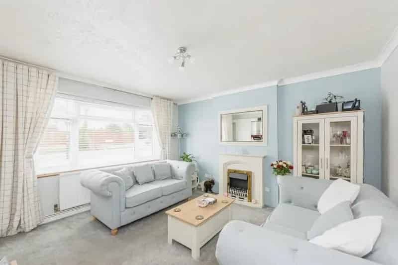 2 Bed Ground Floor Maisonette Garage Parking Garden Central Heating Double Glazing