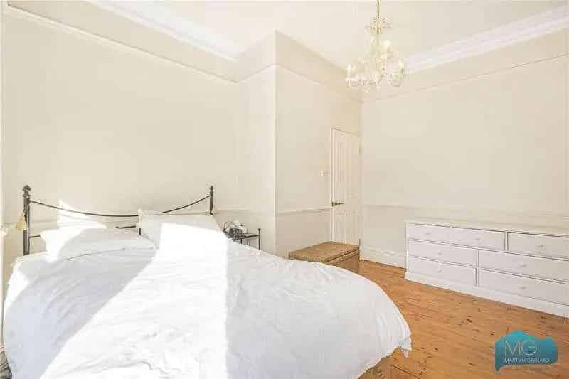 2 bed flat for sale