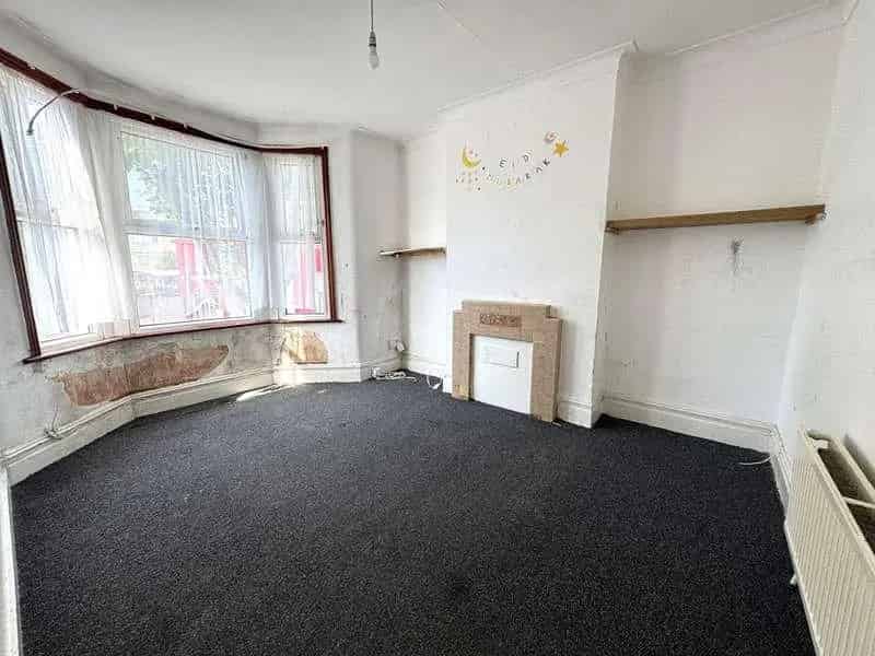 2 Bed Flat for Sale Near Manor Park Station