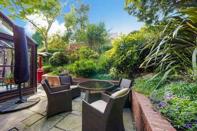 4-Bedroom Family Home in Hampstead Crofts