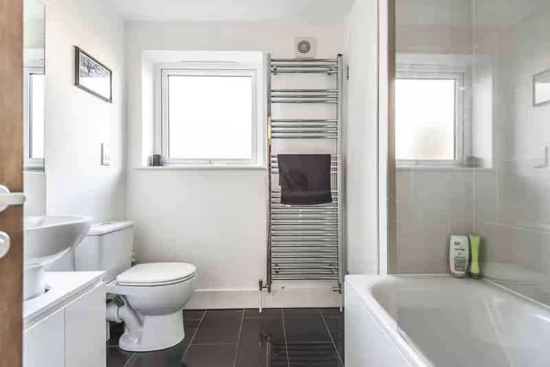 Two Double Bedroom Split Level Apartment No Onward Chain