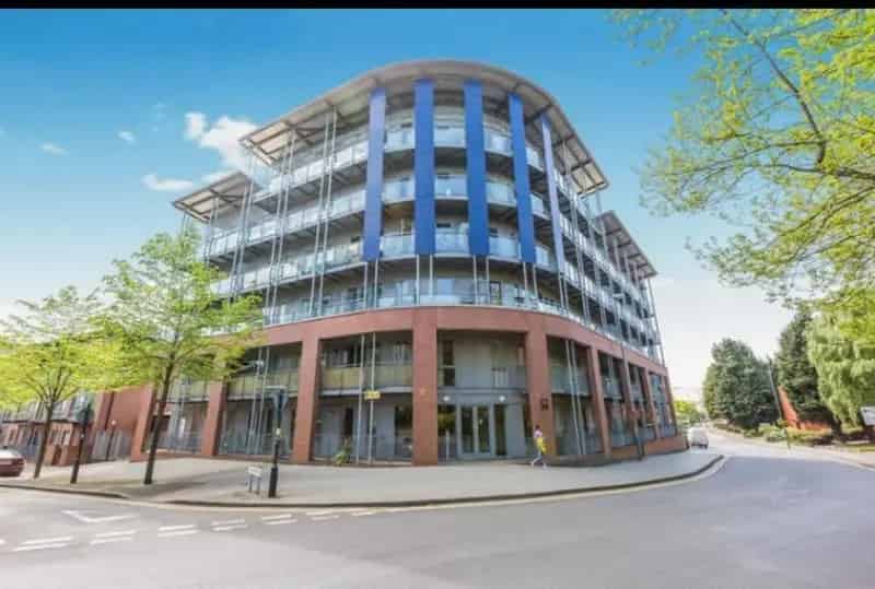 2 Bedroom Flat to Rent Contemporary Design En Suite Parking