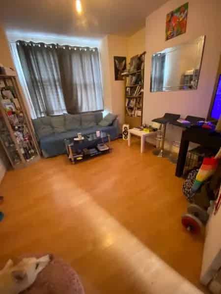 Ground Floor Flat near Earlsfield Station with Adapted Wet Room