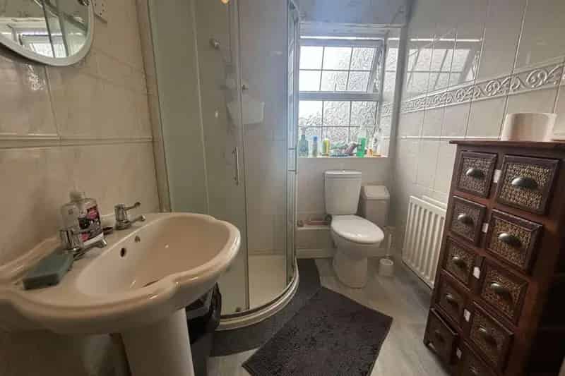 Spacious Ground Floor Room with Communal Kitchen and Study Area