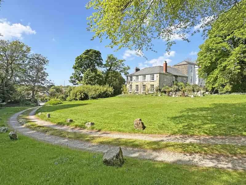 11 Bedroom Detached House For Sale