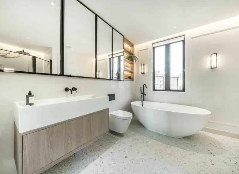 Five Bedroom House with Modern Amenities and Private Garden
